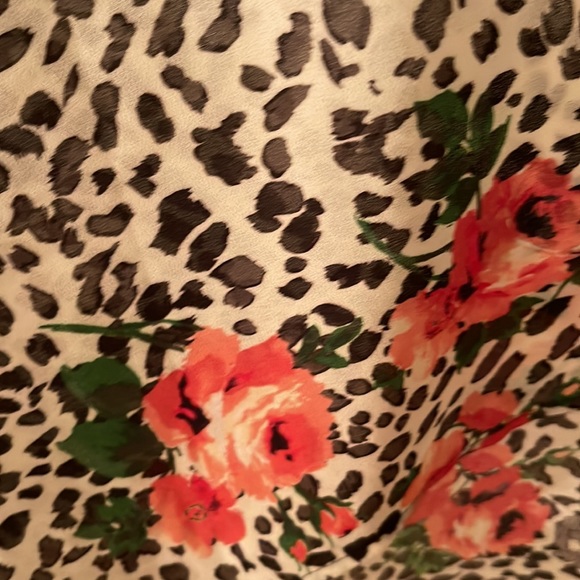 Chloe k medium blouse floral print hem comes up in front - Picture 4 of 6